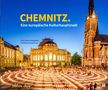 Text: "CHEMNITZ. Eine europäische Kulturhauptstadt". Abendstimmung mit beleuchteten Gebäuden und Kerzenlabyrinth.