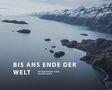 „Bis ans Ende der Welt – Patagonien und Feuerland“ in weißem Text. Blick auf dramatische Küstenlinie mit Bergen und Meer., Buch