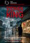 „STEPHEN KING: DIE FILME VON 1990-1999“ in großen roten Buchstaben. Ein Gefängniskorridor mit einem Mann., Buch