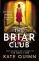 Texte: „Seven women. One house. One deadly secret. THE BRIAR CLUB. THE BESTSELLING AUTHOR OF THE ROSE CODE KATE QUINN.” Eine Frau im Flur.