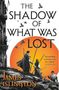 "The Shadow of What Was Lost" oben. "James Islington" unten. Personen mit Stäben vor oranger Sonne. Gebäude links. Vögel fliegen., Buch