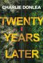 Text: "CHARLIE DONLEA" und "TWENTY YEARS LATER". Eine Luftaufnahme einer Straße durch einen Wald mit einem roten Auto.
