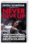 "NEVER GIVE UP" von Fatou Schröder und Henning Kuhl. Umarmung eines Mannes und einer Frau im Hintergrund., Buch