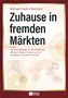 "Zuhause in fremden Märkten" von Michael Fisahn-Reinhard. Roter Hintergrund, Landkarten, Reisestempel.