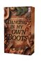 "Dancing in My Own Boots" von Johanna Kunze. Cowboyhut, Stiefel und ländliche Dekorationen in warmen Brauntönen., Buch