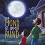 Text: "Der Mond ist immer rund". Ein Mann und ein Kind schauen den hellen Mond an, Hand in Hand, neben einem Haus., Buch