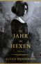 "Das Jahr der Hexen. Thriller. Alexis Henderson." Eine Frau in schwarz-weiß mit blutigem Hintergrund steht in einem Wald.