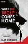"When the Wolf Comes Home" in großen Buchstaben, ein bedrohlicher Wolf mit rotem Auge vor grauem Hintergrund, Silhouette eines Mannes., Buch