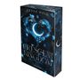 "Crescent Kingdom" und "Roman Vajona" auf einem Buchcover. Ein leuchtender Halbmond in Herzform, umgeben von blauen Rosenblättern., Buch