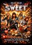 Der Text hebt "Helge Holm", "SWEET" und "Ballroom Blitz" hervor. Vier Musiker in Glam-Rock-Outfits performen leidenschaftlich., Buch