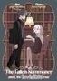 Zwei Figuren in Schuluniform vor Bücherregal. Ein Junge reicht einem sitzenden Mädchen die Hand. Titel: "The Fallen Summoner".