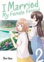 Titel: "I Married My Female Friend". Zwei lächelnde Frauen mit Kaffee, in einem Park voller Blumen., Buch