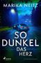 „SO DUNKEL DAS HERZ“ von Marika Neitz. Ein Auto steht bei Nacht auf einer Straße, umgeben von Bäumen., Buch