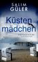 „Küstenmädchen“ von Salim Güler. Ostseekrimi. Ein Strand mit zwei Strandkörben, ein Pier, fliegende Möwe., Buch