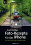 Scott Kelbys "Foto-Rezepte für das iPhone". Eine Straßenbahn fährt durch eine grüne Allee, sichtbar durch ein Handy.