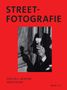 Text: "Street-Fotografie", "Joshua K. Jackson", "Sean Tucker", "dpunkt.verlag". Schwarz-Weiß-Foto von Hand mit Eis., Buch