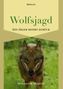 „Romans: Wolfsjagd, Ein Jäger kehrt zurück“ von Wolfram Martin. Ein Wolf läuft durch grünes Gras.