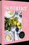 "Sommer" in großer weißer Schrift, darunter Zitronen auf einem gedeckten Tisch. Pinker Hintergrund mit weißem Text., Buch