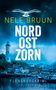 "Nele Bruun, Nord Ost Zorn, Flensburgkrimi, Küstenkrimi." Eine Möwe fliegt über einem Leuchtturm und einer Küstenstadt., Buch