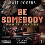 "BE SOMEBODY" in großen Buchstaben, ein Mann mit Scharfschützengewehr, tätowierter Oberkörper, Drachenmotiv., MP3-CD