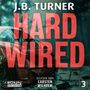 Text: "J.B. Turner HARD WIRED" in großen roten Buchstaben. Unten: "Gelesen von Carsten Wilhelm". Ein beschädigtes rotes Auto., MP3-CD