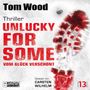 "Tom Wood, Thriller, Unlucky For Some, Vom Glück verschont, Gelesen von Carsten Wilhelm" in rotem und schwarzem Text. Ein blutiger Fußabdruck., MP3-CD