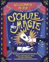 "Willkommen in der Schule der Magie" steht groß, darunter eine illustriert Hand mit Zauberstab und Spielkarten auf blauem Hintergrund.