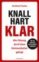 Buchtitel: "KNALLHART KLAR". Autor: Burkhard Hanke. Thema: Führung durch Kommunikation. Kreis: "Mit der Methode: DER KLARHEIT-KOMPASS"., Buch