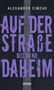 „AUF DER STRAßE BIST DU NIE DAHEIM“ von ALEXANDER CIMZAR. Hintergrund: Asphalt mit Straßenmarkierungen., Buch