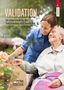 „VALIDATION“, Arbeitsbuch für Basisschulung, Petra Fercher. Frau umarmt lächelnde ältere Dame im Rollstuhl, beide strahlen., Buch