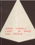 "James Turrell: Light and Space Prints" steht in roter Schrift über einem abstrakten, pyramidenförmigen Kunstwerk., Buch