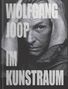 "Wolfgang Joop im Kunstraum" in großen Buchstaben über einem Schwarz-Weiß-Porträt eines Mannes, der nachdenklich wirkt.