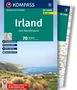 „Irland mit Nordirland“ steht auf einem Wanderführer. Eine Küstenlandschaft mit Gras und Meer, Kompass-Logo oben links., Buch
