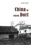 „LIANG HONG“ und „China in einem Dorf“. Ein altes Gebäude mit Ziegeldach neben einem zweistöckigen Haus., Buch