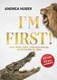 Text: "Andrea Huber. I'M FIRST! Wild. Weise. Wach - Tierische Impulse, um echt & frei zu leben. 33 Tiere 33 Aha-Momente."

Ein Löwe und ein Krokodil brüllen sich an., Buch