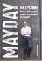Großer vertikaler Schriftzug "MAYDAY". Titel: "IM SYSTEM: Warum Führung oft anders funktioniert als gedacht". Mann lehnt an Wand., Buch