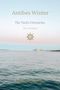 "Antibes Winter", "The Yacht Chronicles", "Sea Stories", "Anouk de Smet" sind in sanftem Himmel über ruhiger See mit Yacht., Buch