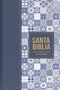 "SANTA BIBLIA, Reina Valera 1960, Letra Grande" in gold auf Patchwork aus blauen und weißen Mustern., Buch