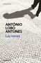 Texte: "António Lobo Antunes, Las naves". Pflastersteine und Schatten eines gehenden Mannes.