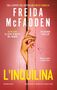 Titel: "L'INQUILINA". Autor: Freida McFadden. Eine Hand öffnet eine rote Tür, innen blutiger Abdruck. Spannungsvoll., Buch