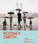 "Rodney Smith. Fotografia tra reale e surreale. Photography between real and surreal." Menschen mit Regenschirmen vor Skyline., Buch