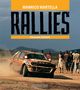 "RALLIES" von Manrico Martella und Emanuele Sanfront. Ein Rallyeauto fährt vorbei, umgeben von Zuschauern in einer Landschaft.