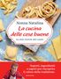 „La cucina delle cose buone“ steht auf einem Kochbuch-Cover, umgeben von frischer Pasta und einer älteren Frau in Schürze., Buch