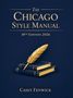„The Chicago Style Manual, 18th Edition 2026, Casey Fenwick.“ Dunkelblauer Hintergrund, goldene Feder auf Büchern., Buch