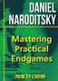 „Daniel Naroditsky, Mastering Practical Endgames, New In Chess“. Hintergrund zeigt Schachfiguren in Grün., Buch