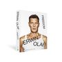 Die Wörter "ERWIN OLAF FREEDOM" erscheinen in großen, schwarzen Buchstaben auf einem Buchcover. Gesicht eines Mannes im weißen Tanktop., Buch