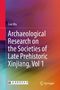 Titel: "Archaeological Research on the Societies of Late Prehistoric Xinjiang, Vol 1" von Guo Wu. Farbverlauf im Hintergrund.