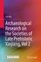 „Guo Wu: Archaeological Research on the Societies of Late Prehistoric Xinjiang, Vol 2“ auf buntem, verschwommenem Hintergrund.