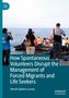 Titel: "How Spontaneous Volunteers Disrupt the Management of Forced Migrants and Life Seekers" von Henrik Kjellmo Larsen. Menschen dokumentieren Bootsankunft.