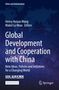 "Global Development and Cooperation with China" von Henry Huiyao Wang und Mabel Lu Miao. Dunkler Hintergrund mit Weltkarte., Buch
